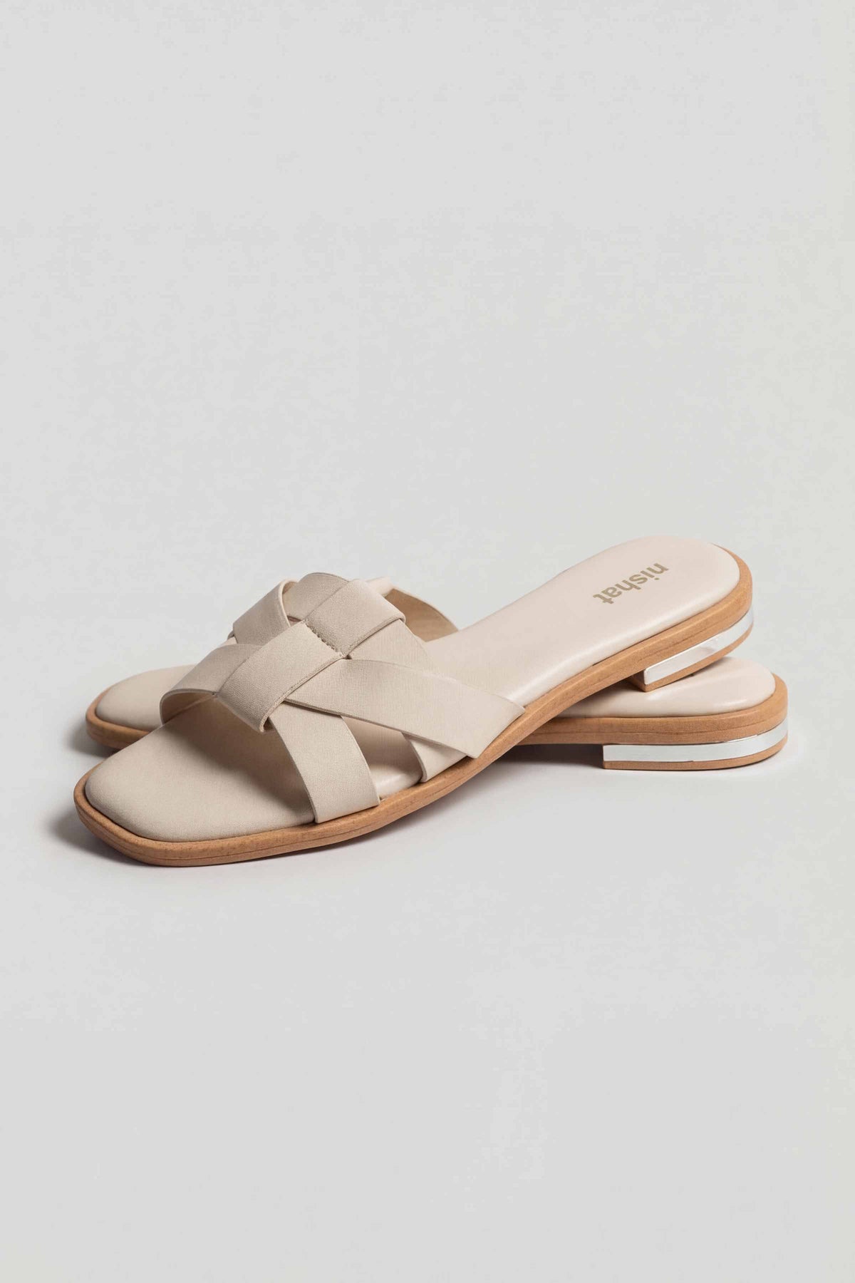 White Chappal-445202912