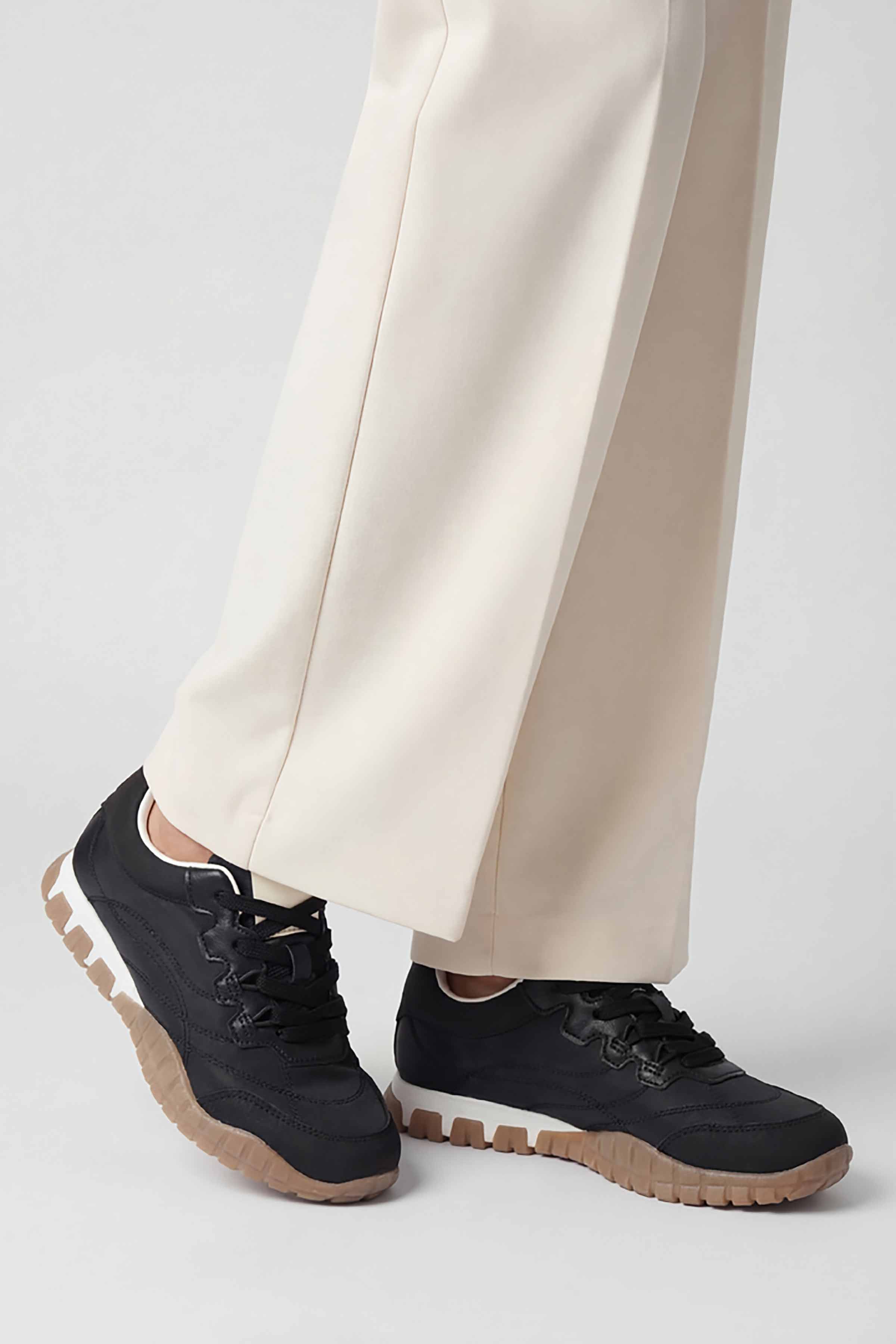 Black Canvas-449252903