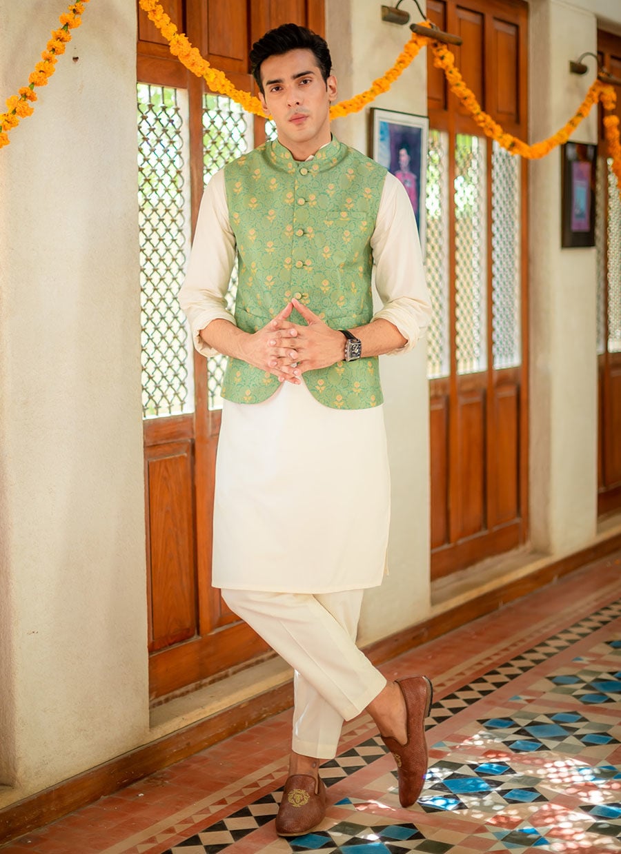 https://www.farahtalibaziz.com.pk/images/thumbs/0007528_rina-waistcoat.jpeg