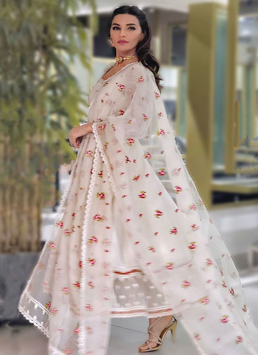 https://www.farahtalibaziz.com.pk/images/thumbs/0023814_sadia-khan-in-ivory-rayna-kalidaar.jpeg
