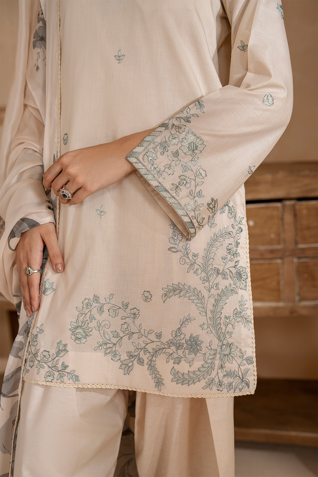 UE-485 Embroidered Lawn