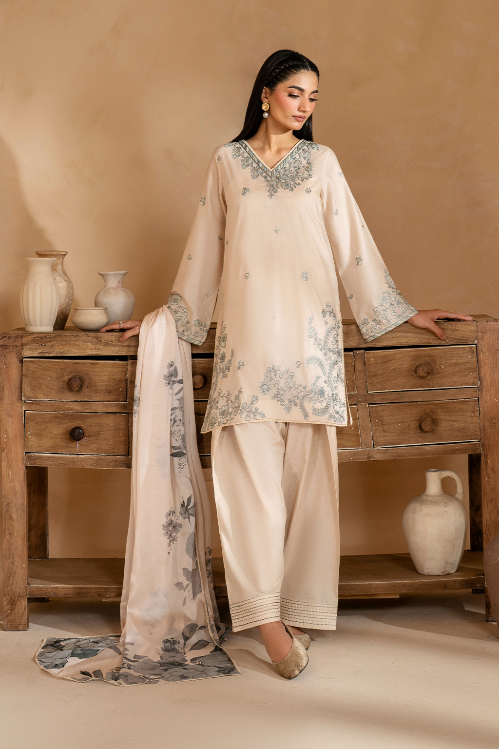 UE-485 Embroidered Lawn