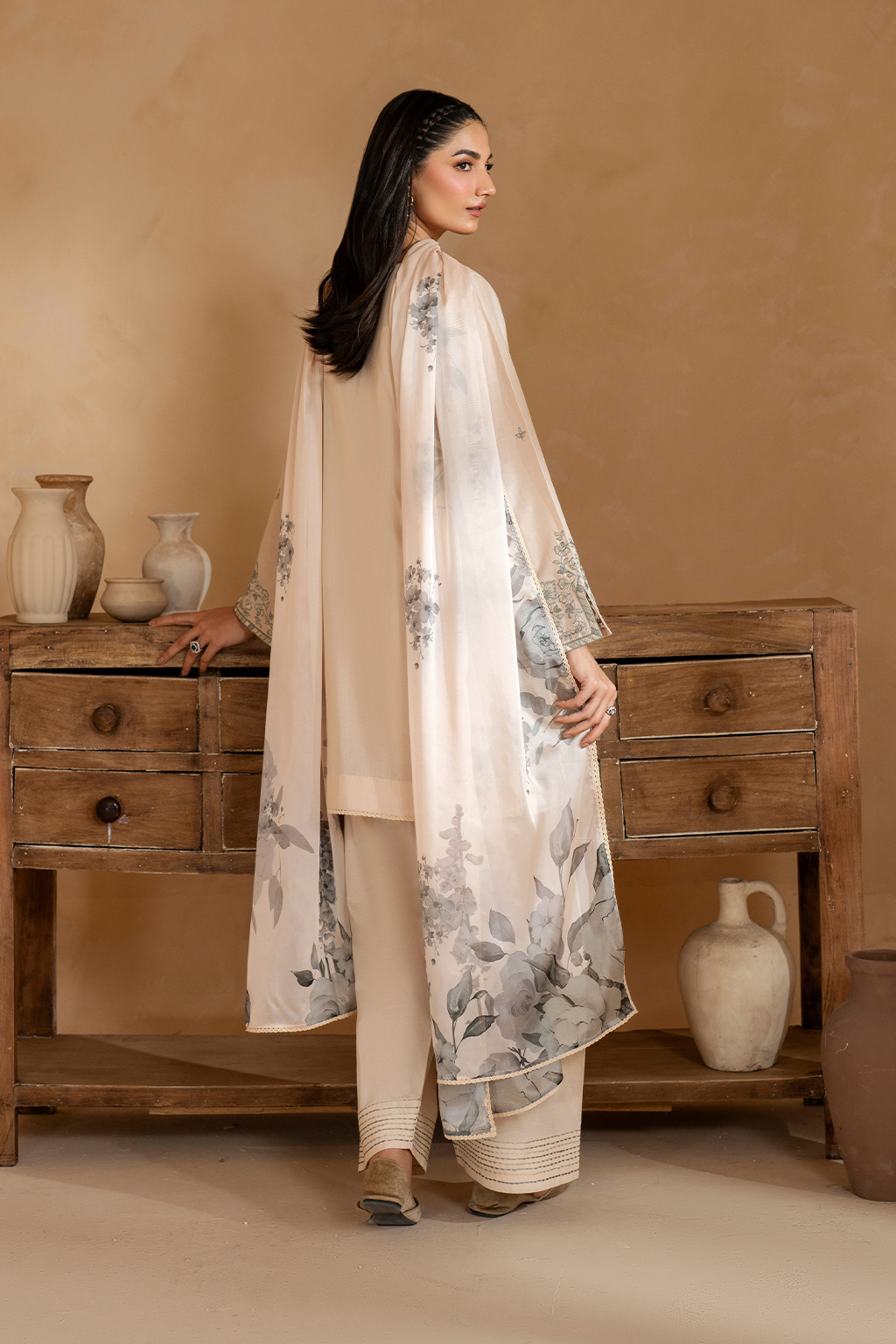 UE-485 Embroidered Lawn