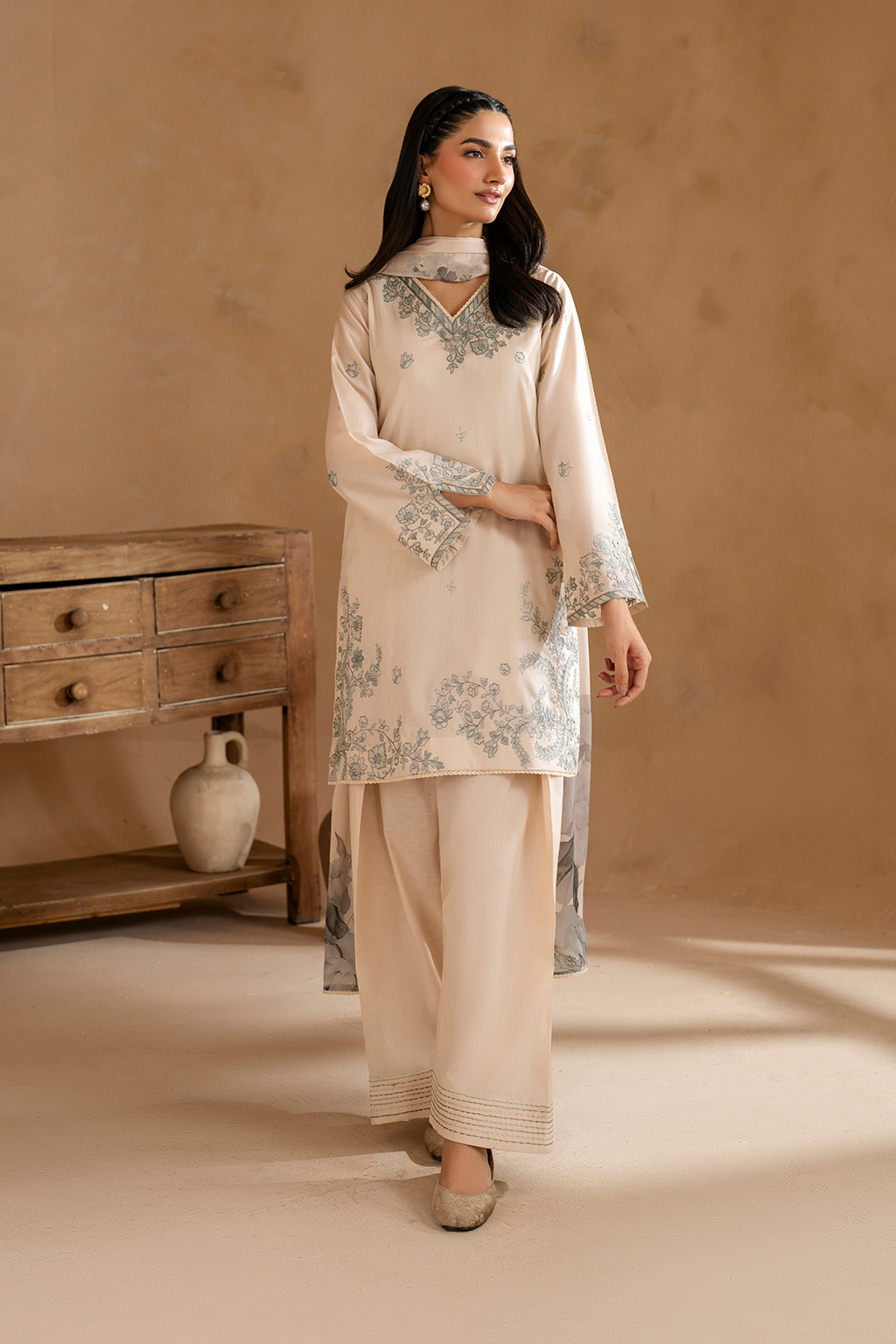 UE-485 Embroidered Lawn