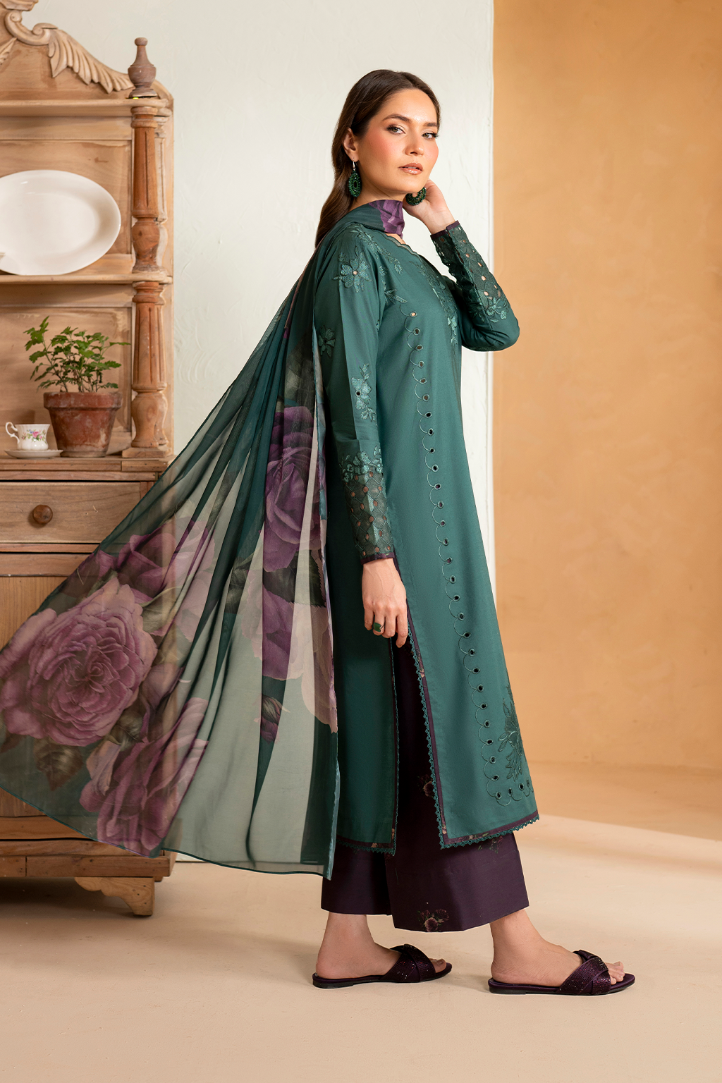 UE-468 Embroidered Lawn
