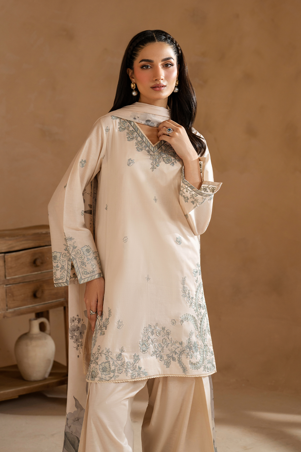 UE-485 Embroidered Lawn