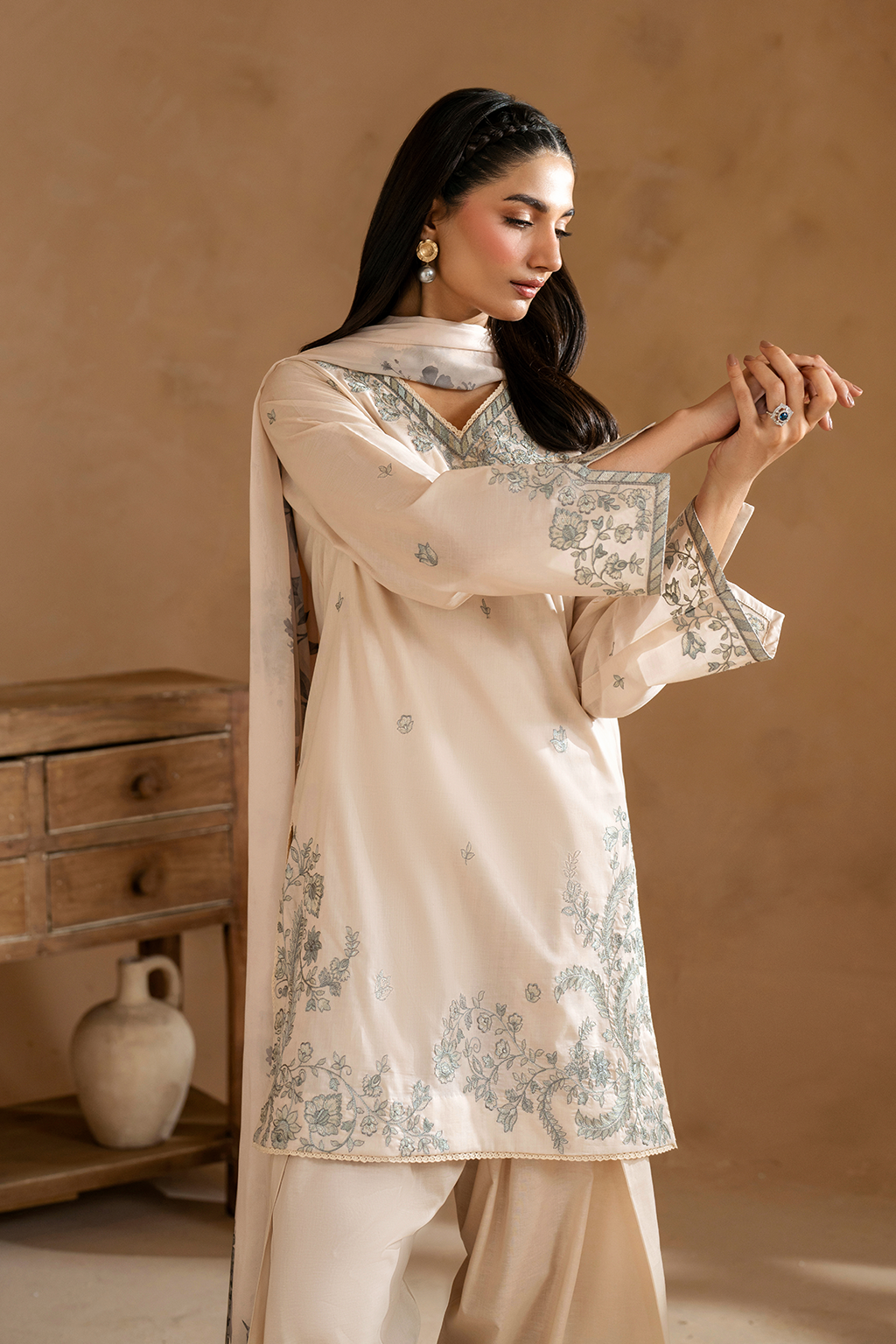 UE-485 Embroidered Lawn