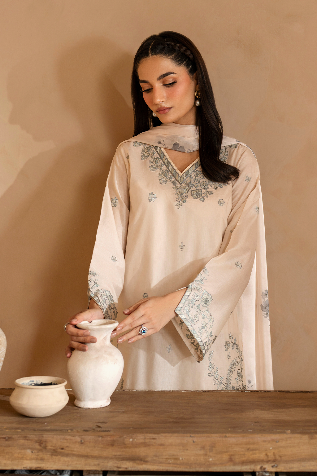 UE-485 Embroidered Lawn