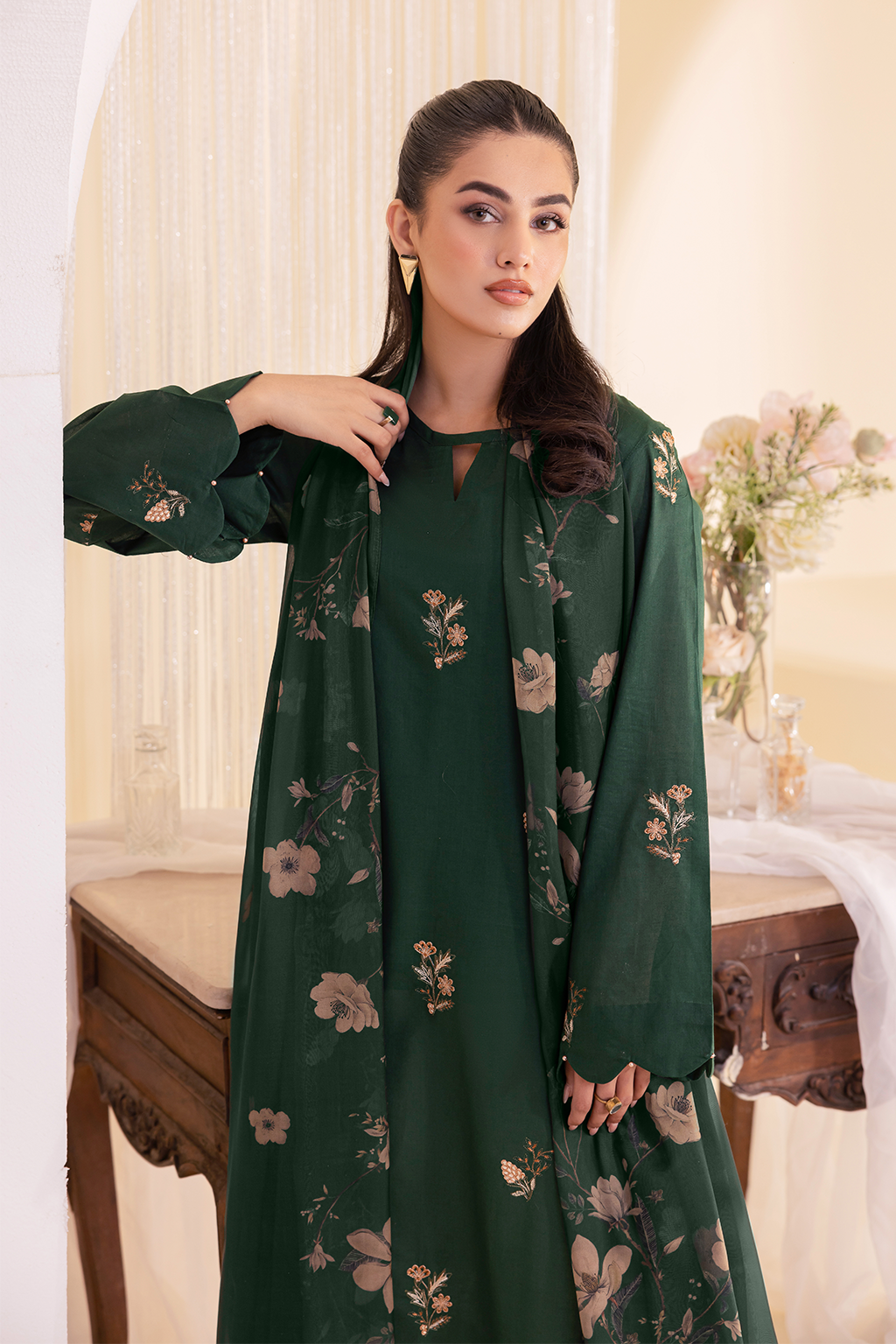 UE-256 Embroidered Lawn
