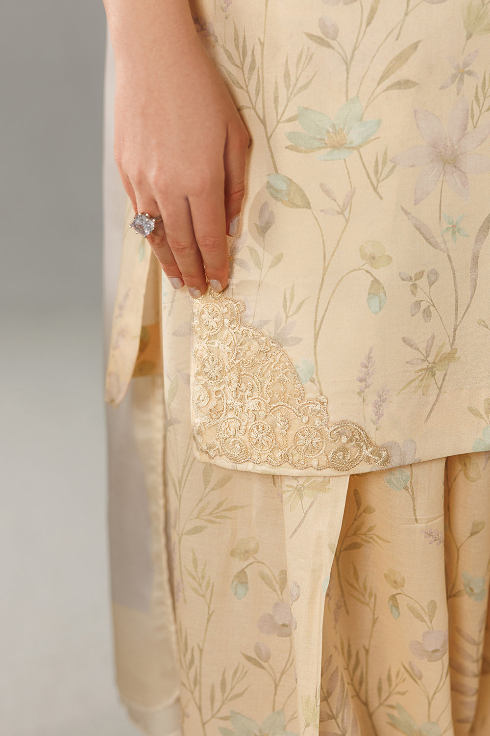 Embroidered Lawn DT-26-19