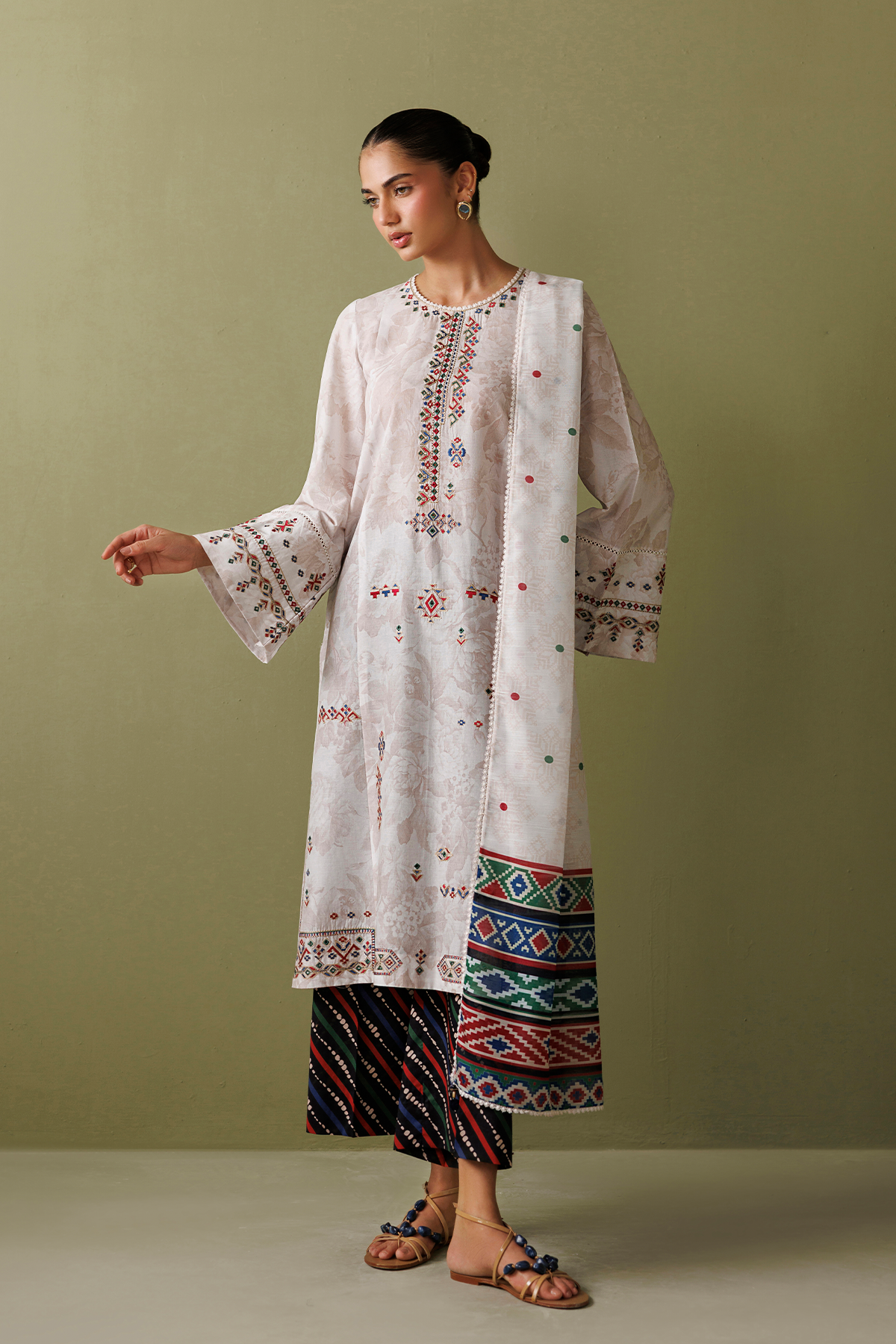 EMBROIDERED LAWN USE-9373