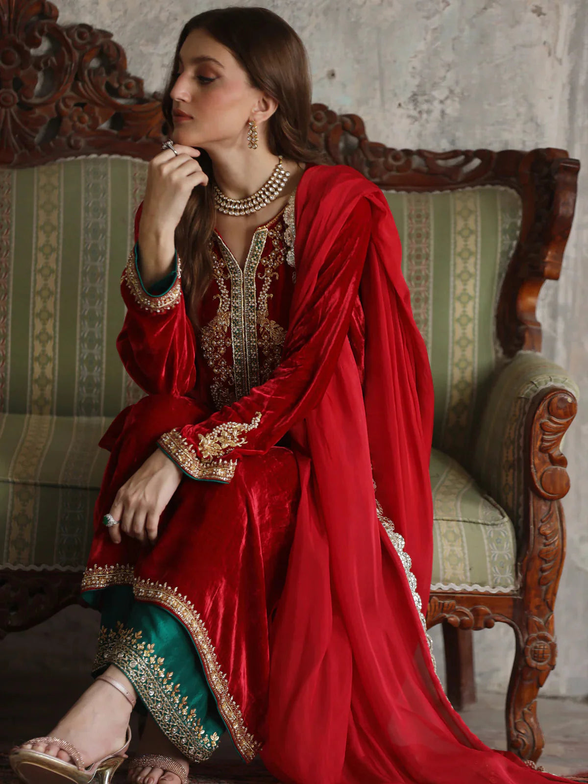 Amira Signature Velvet