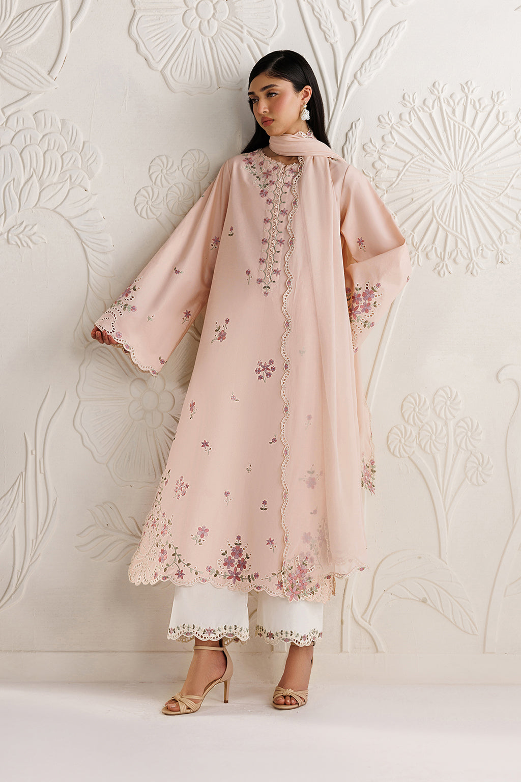 UE-689 Embroidered Lawn