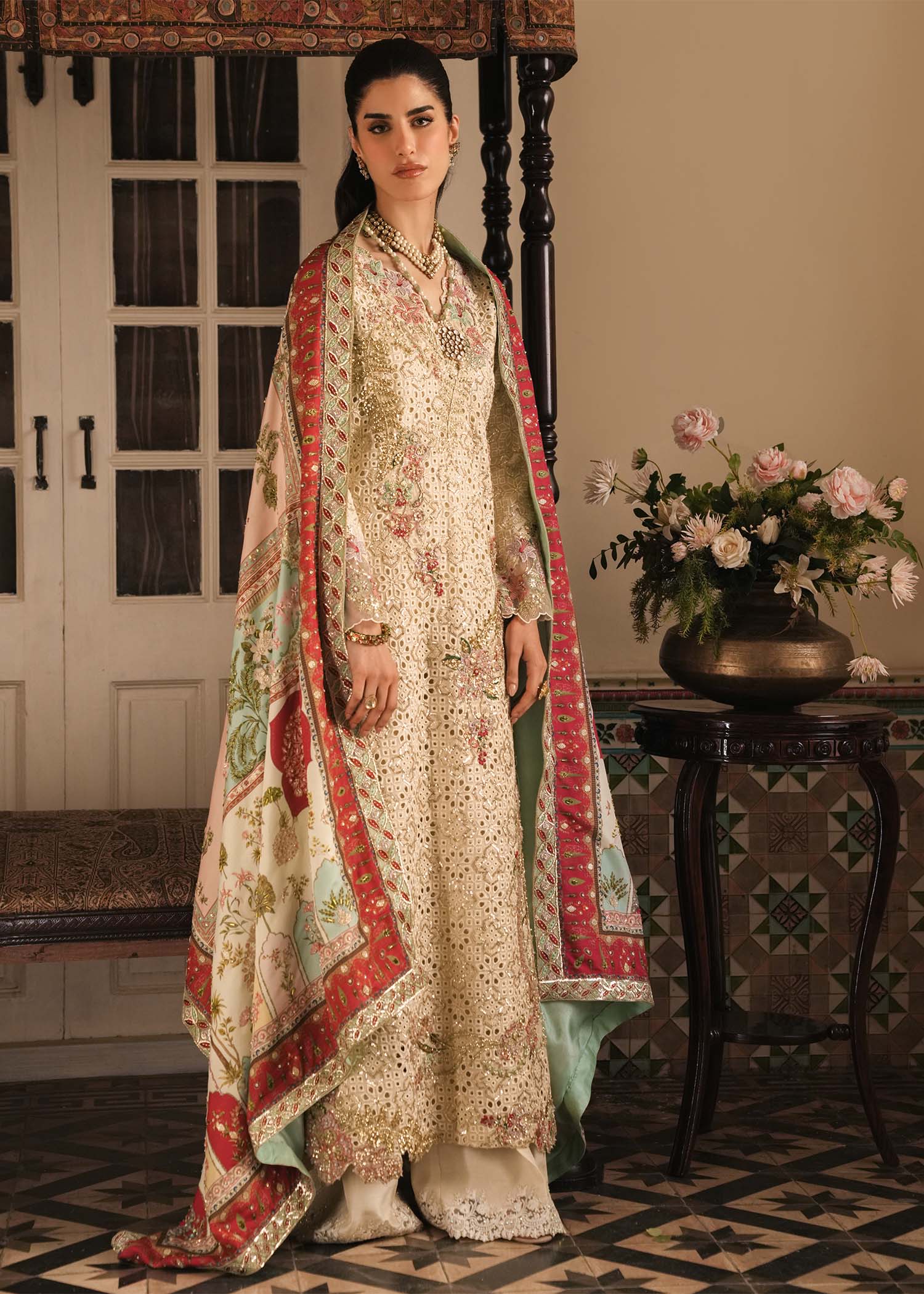 Saira Shakira – Gilded Style