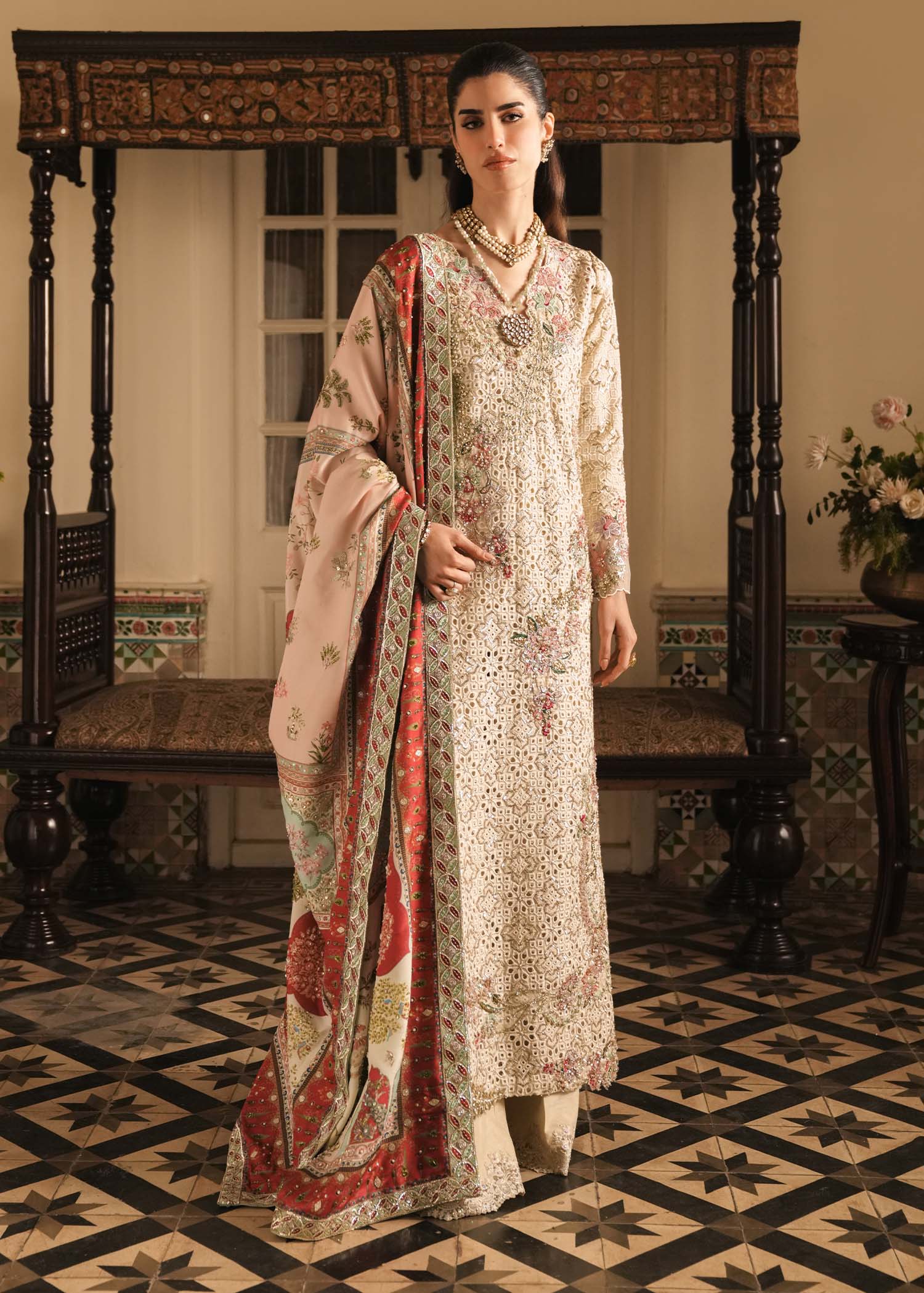 Saira Shakira – Gilded Style