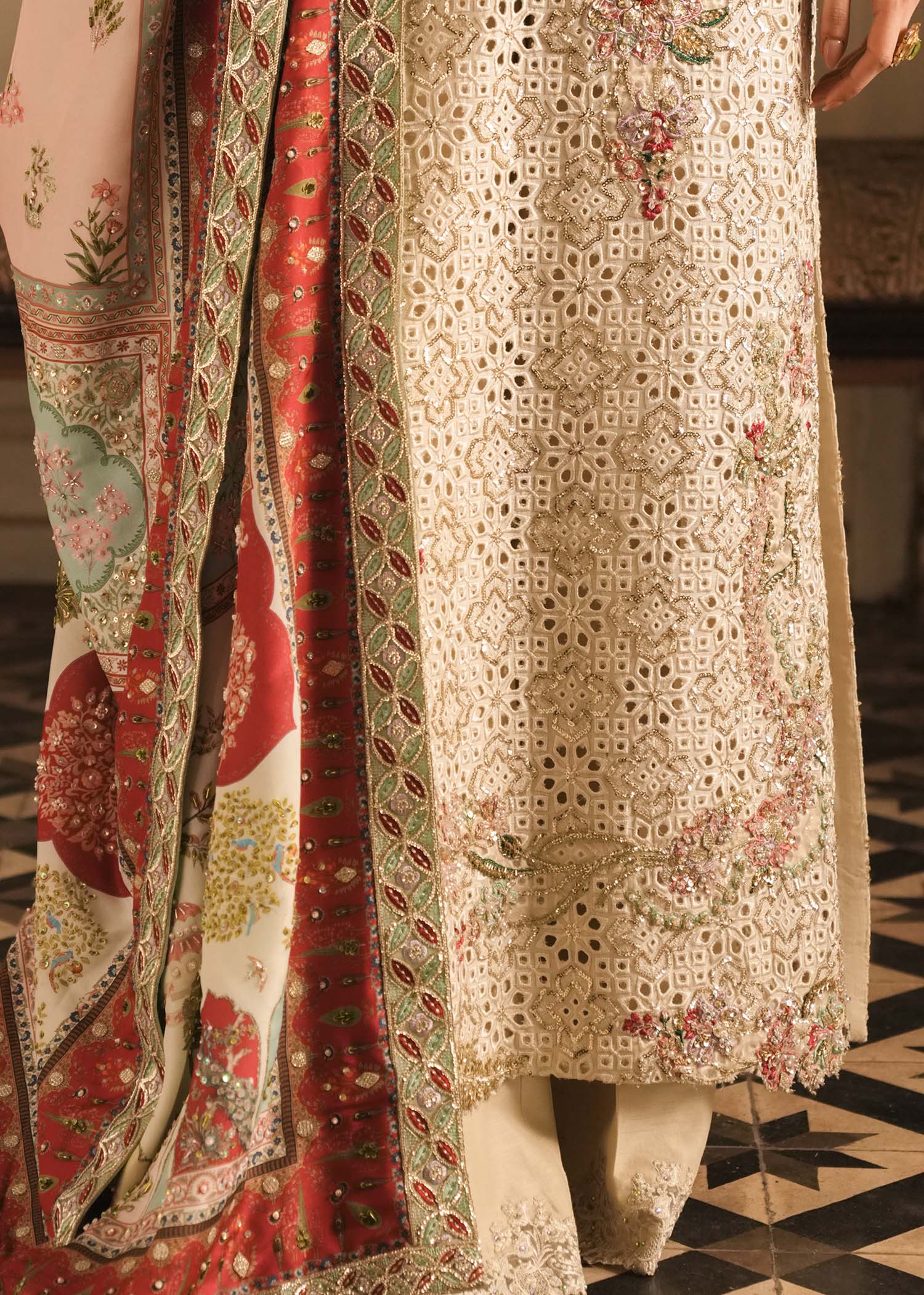 Saira Shakira – Gilded Style