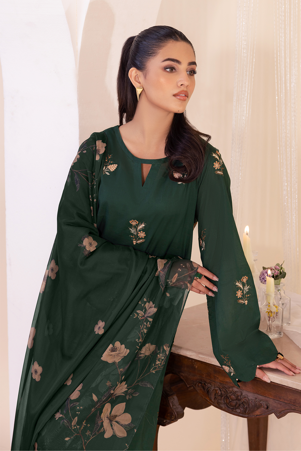 UE-256 Embroidered Lawn