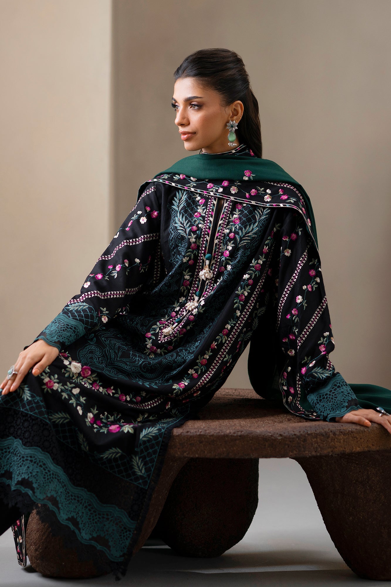 EMBROIDERED SUIT (E0812/203/902)