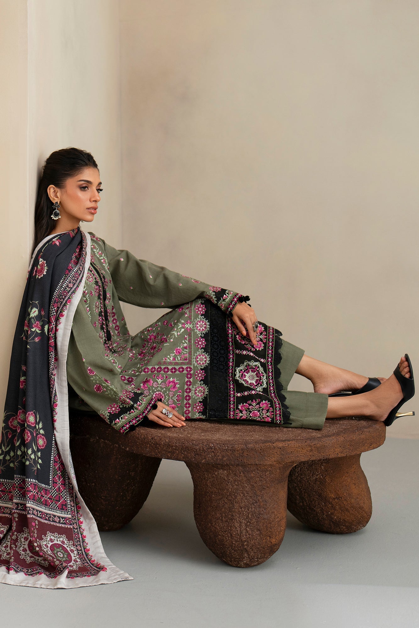 EMBROIDERED SUIT (E0819/203/120)