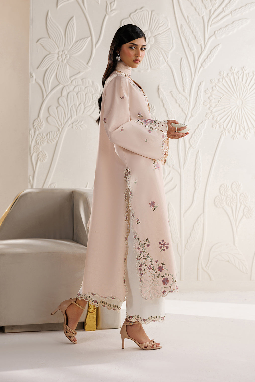 UE-689 Embroidered Lawn