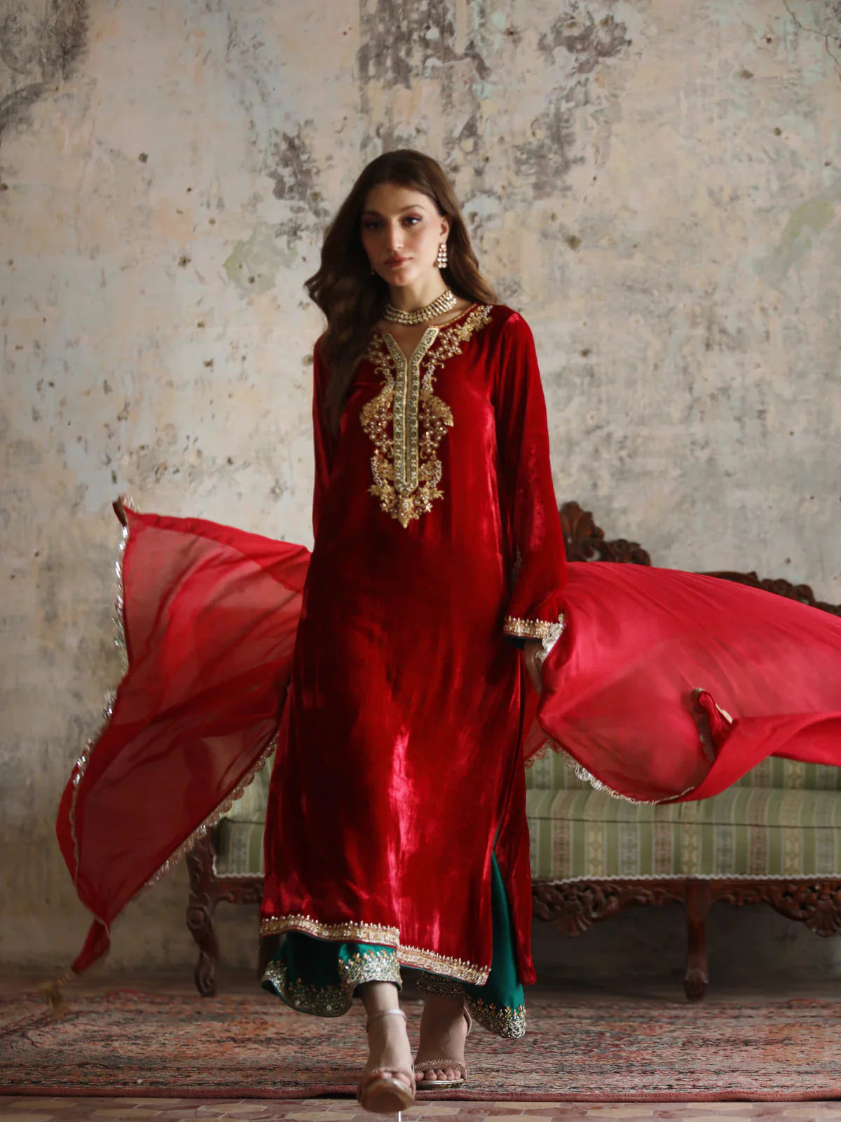 Amira Signature Velvet