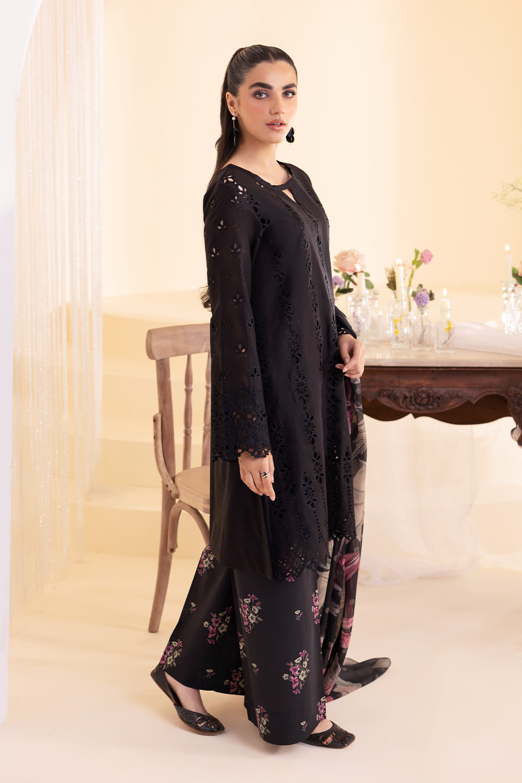 UE-253 Embroidered Lawn