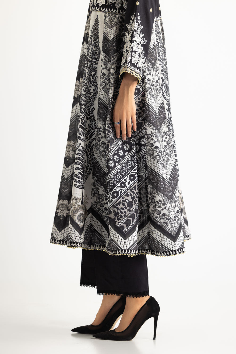 3Pc Cross Hatch Printed Suit With Embroidered