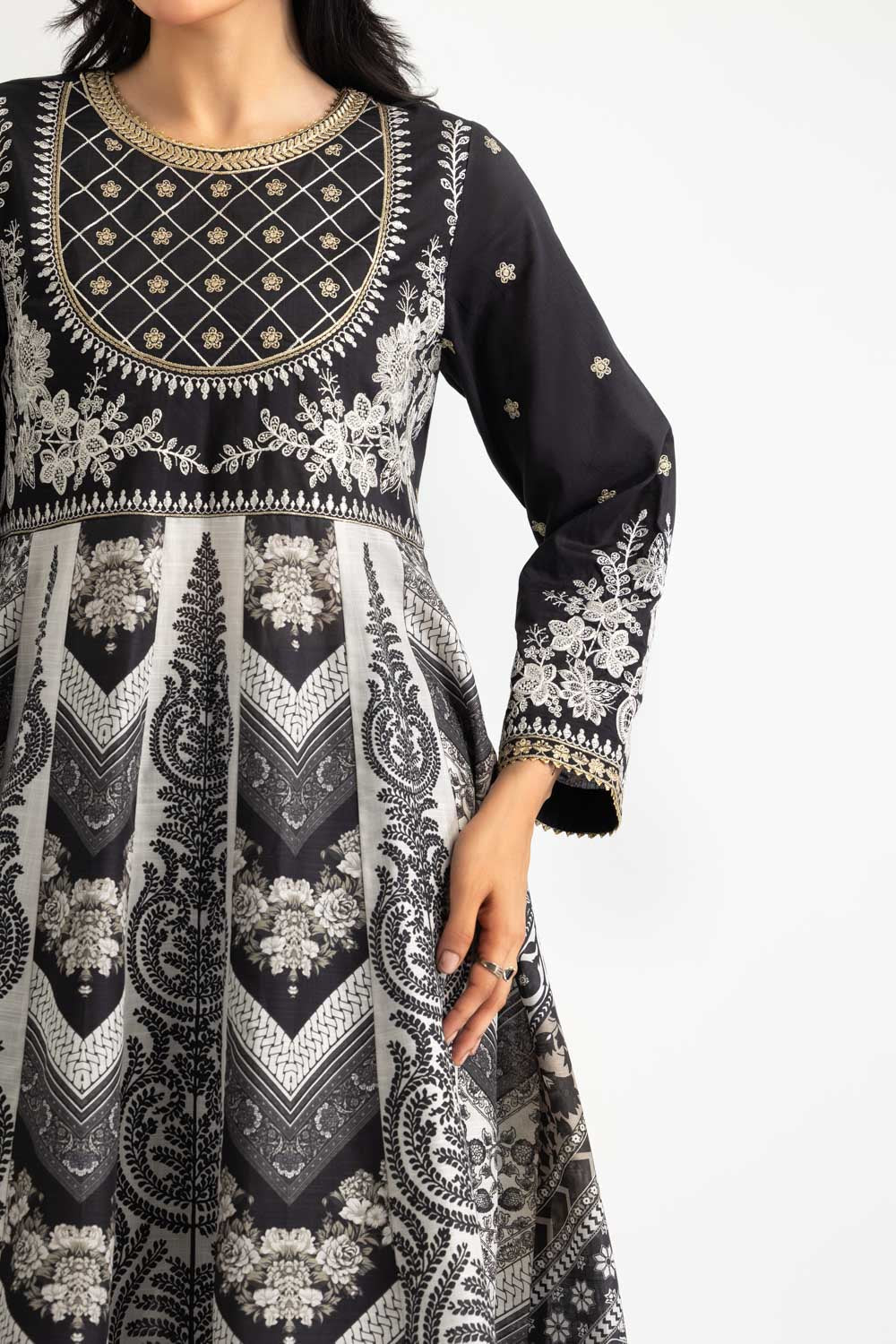 3Pc Cross Hatch Printed Suit With Embroidered