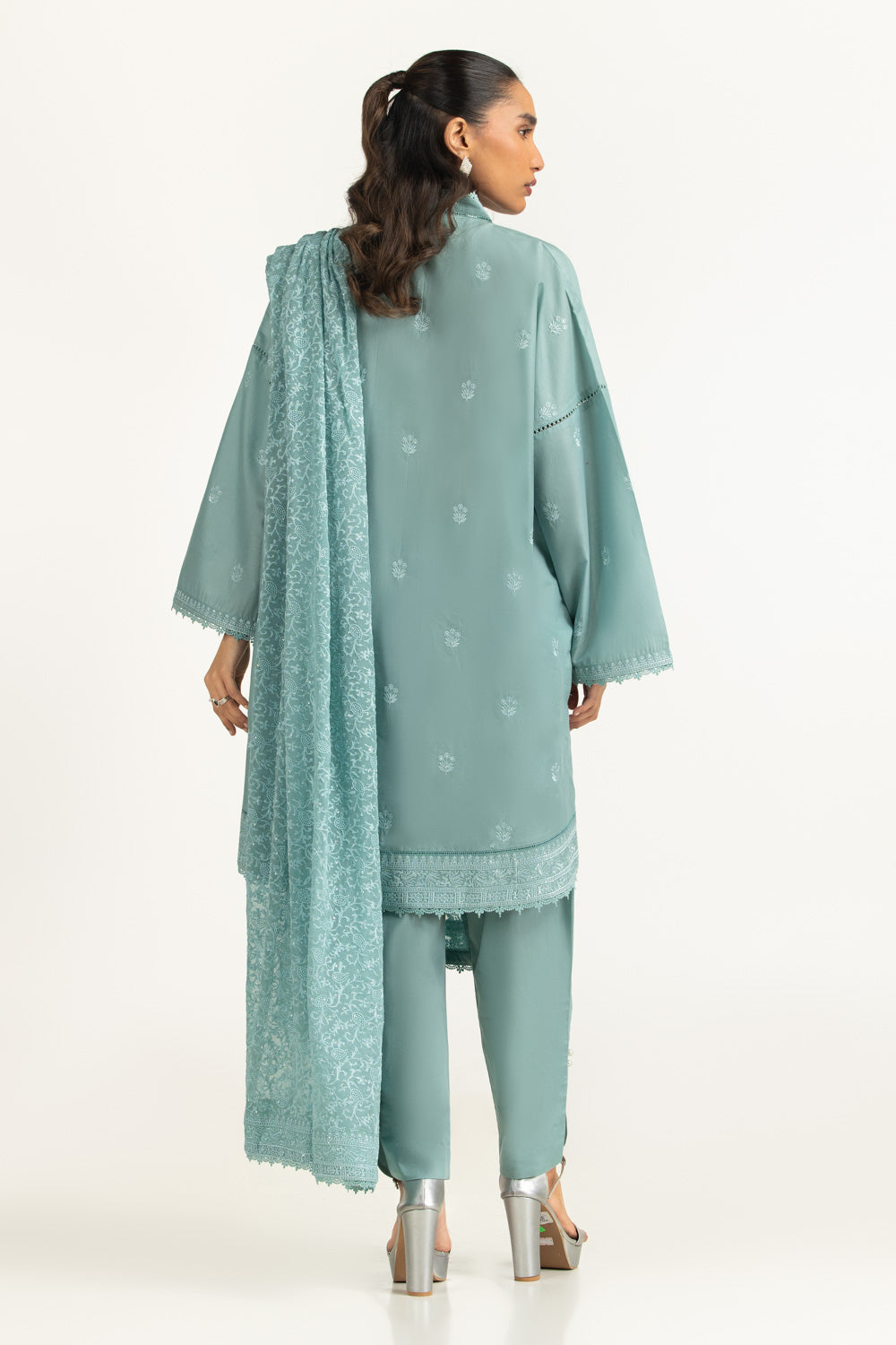 3Pc Lawn Embroidered Suit