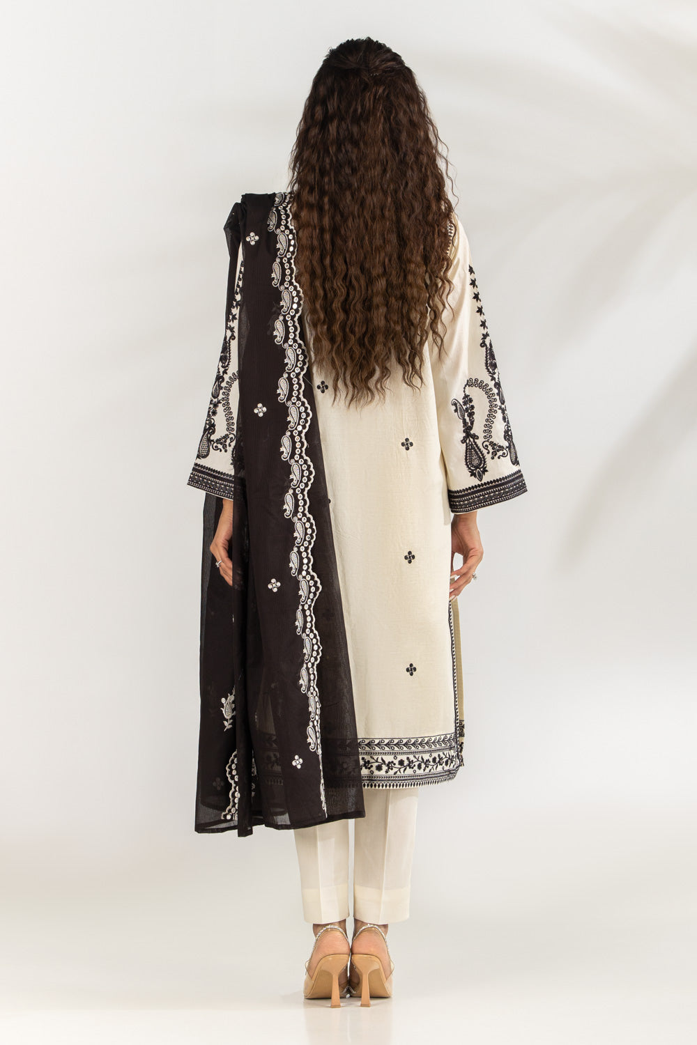 3Pc Lawn Embroidered Suit