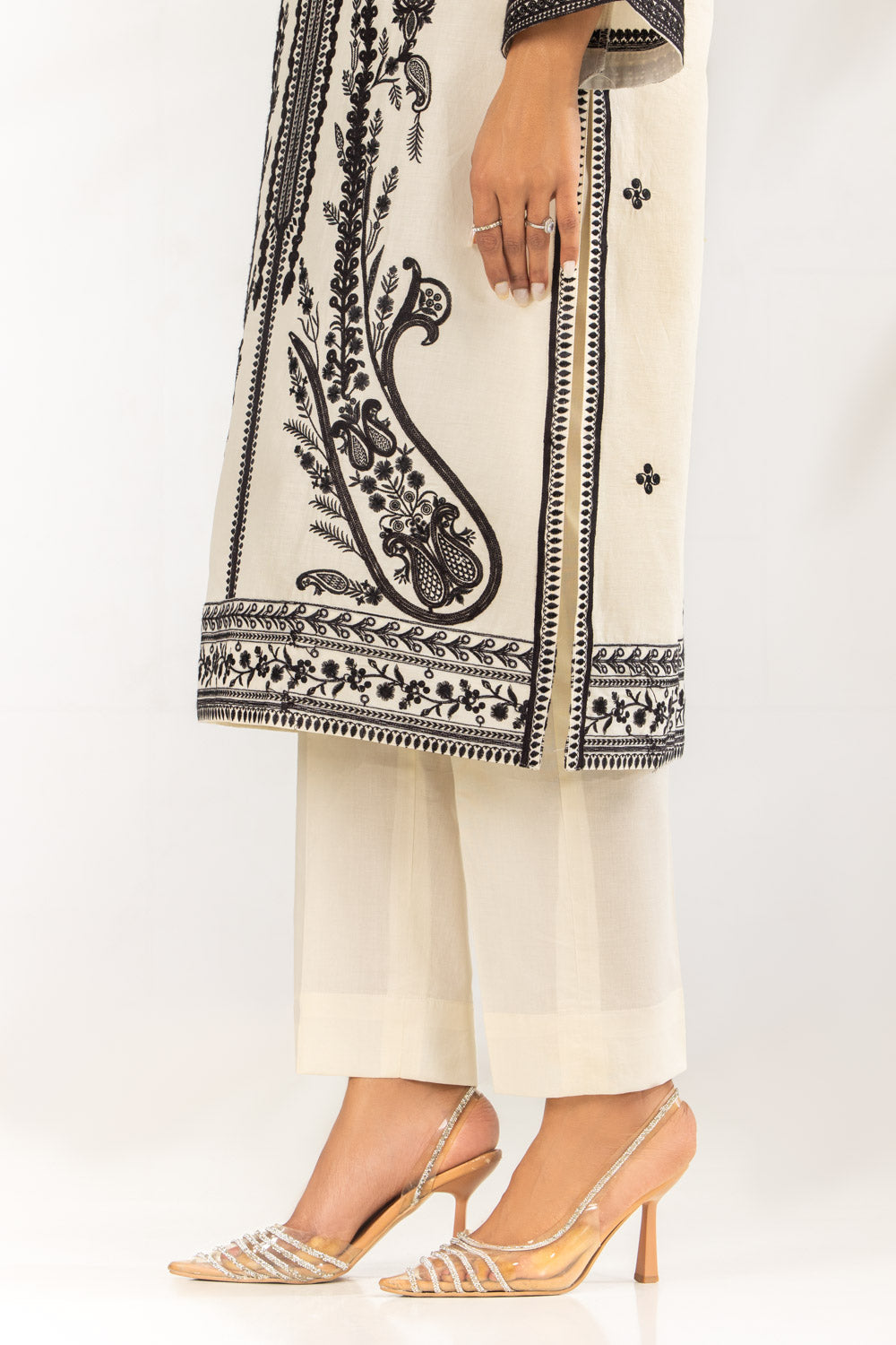 3Pc Lawn Embroidered Suit