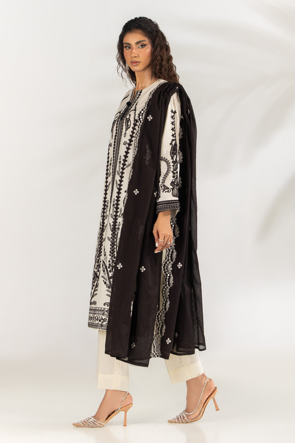 3Pc Lawn Embroidered Suit