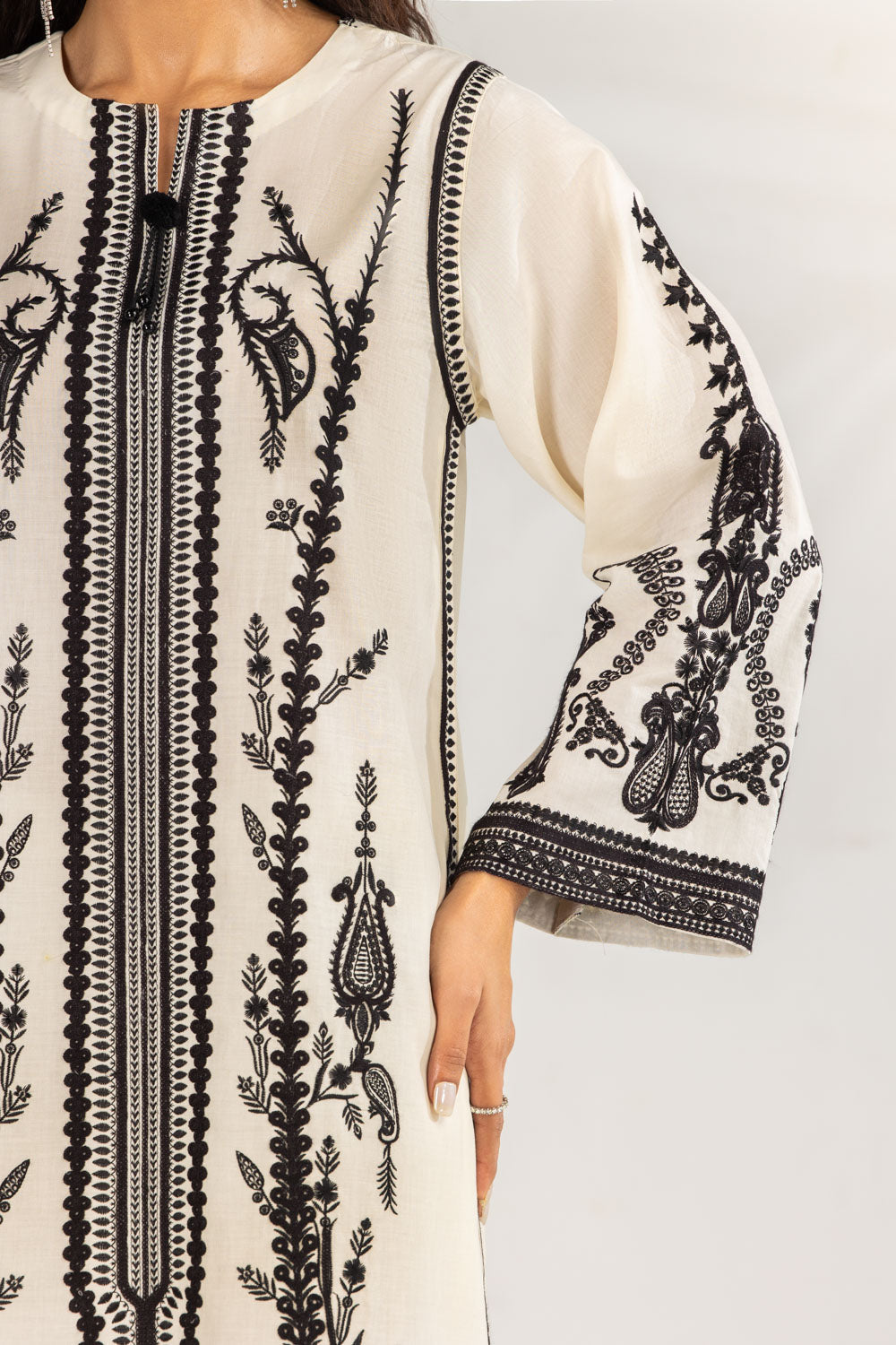 3Pc Lawn Embroidered Suit