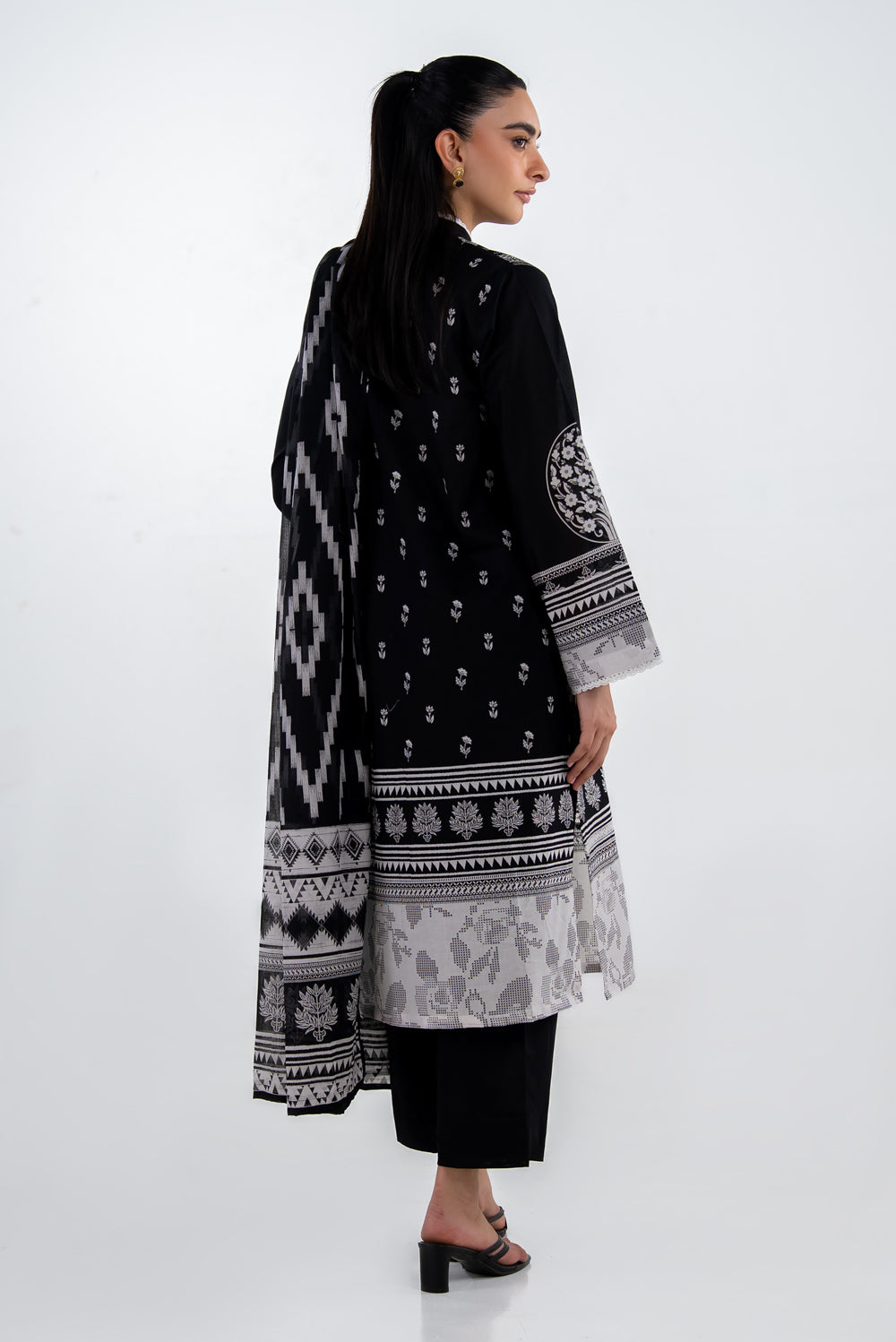 https://cdn.shopify.com/s/files/1/0706/3253/8159/files/3PCLawnPrintedSuitIUSTKSD-2202_back.jpg?v=1777537673