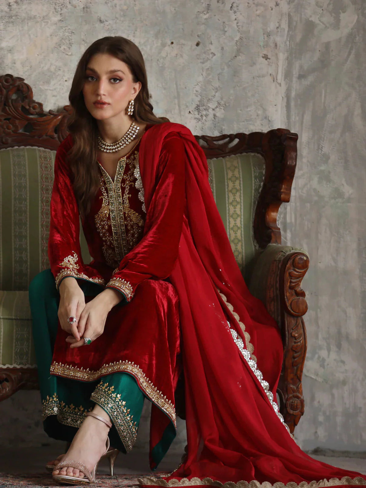 Amira Signature Velvet