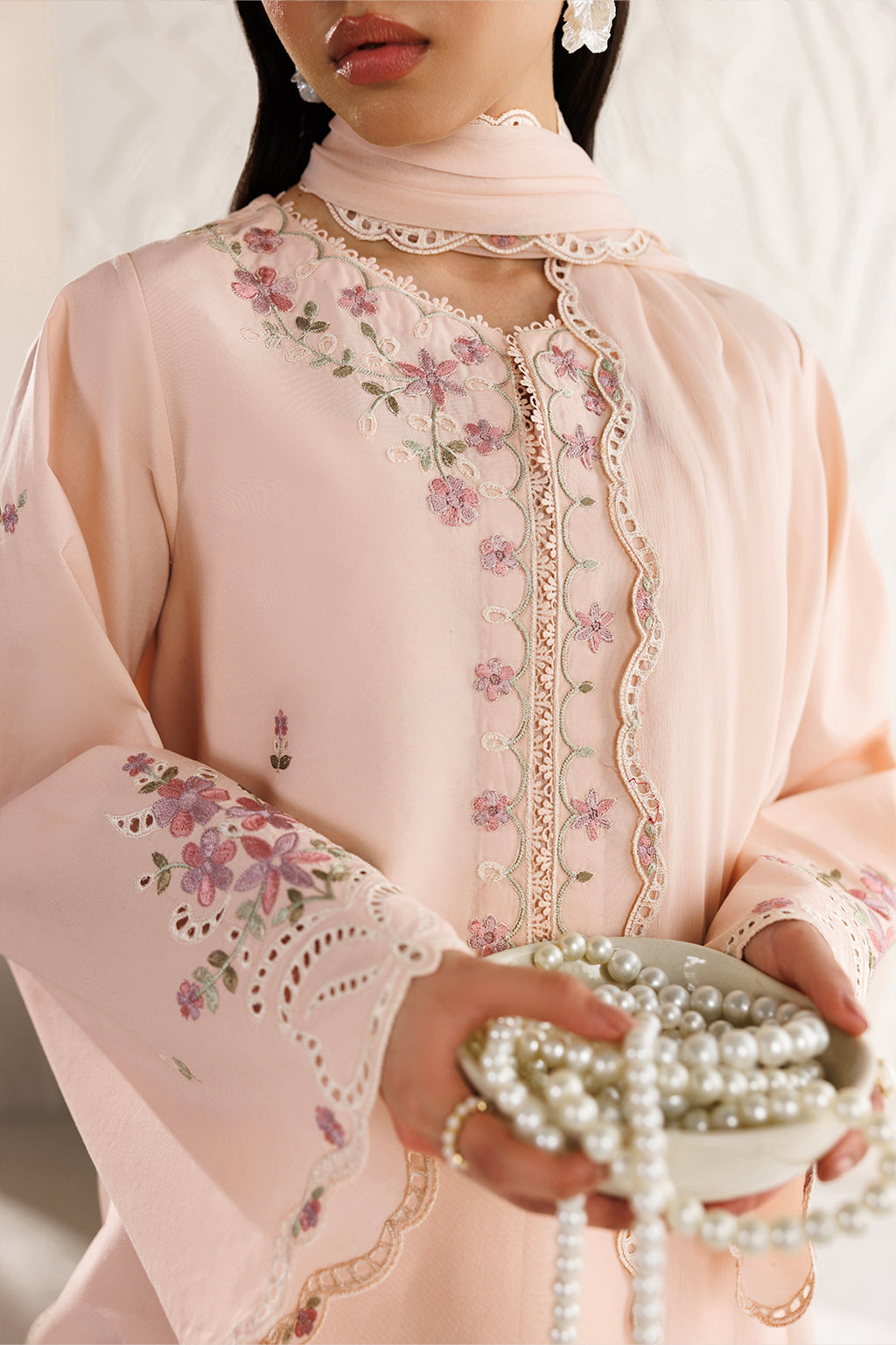 UE-689 Embroidered Lawn
