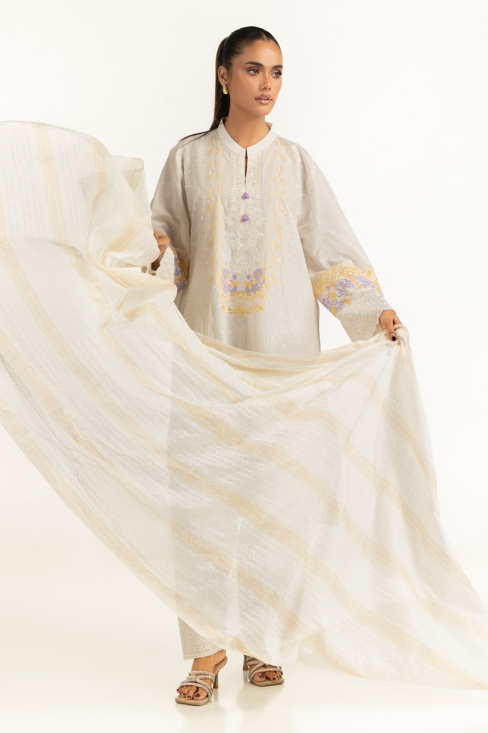 3Pc Lawn Embroidered Suit