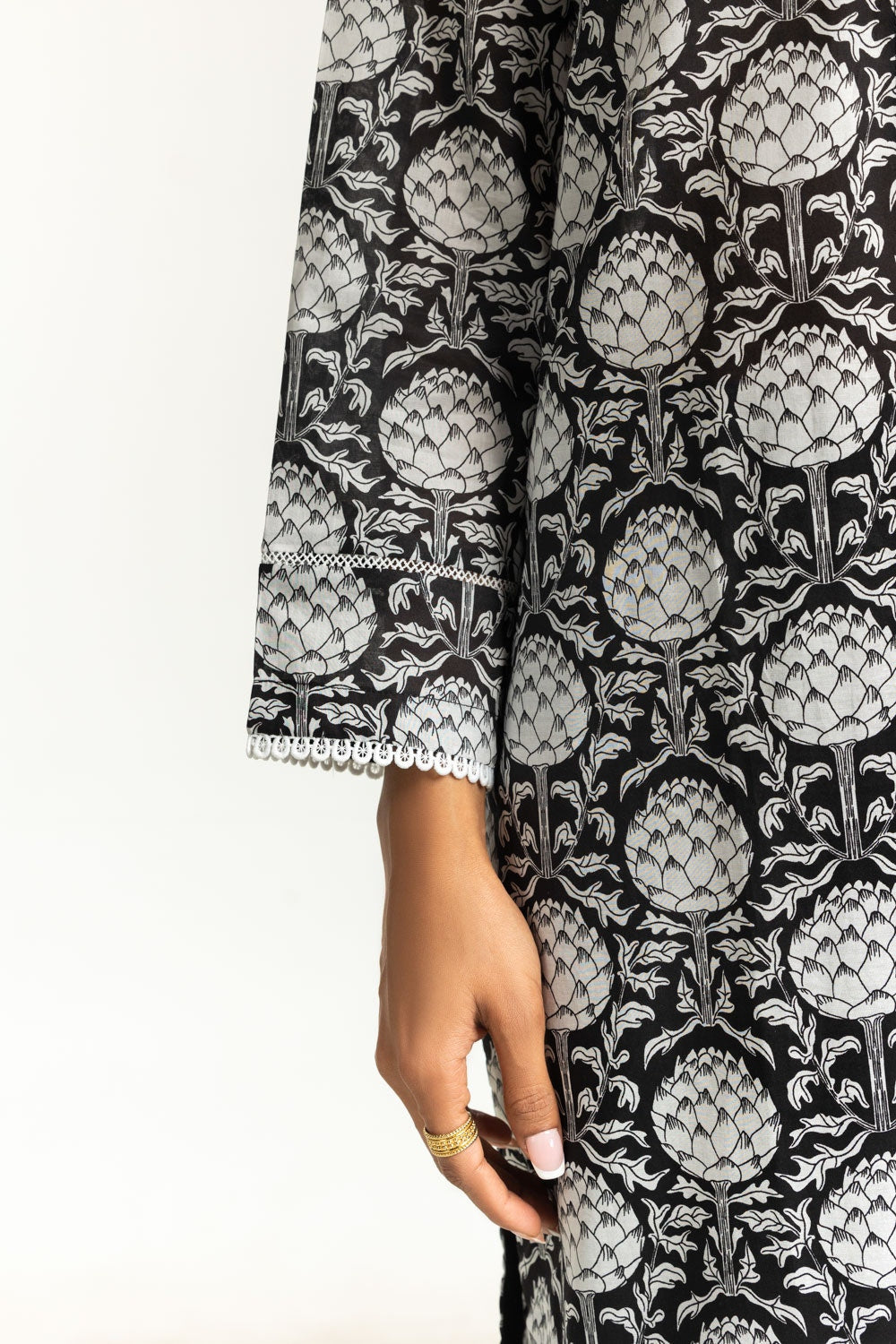 https://cdn.shopify.com/s/files/1/0706/3253/8159/files/3pc_lawn_printed_suit_iustksd-430_sleeves.jpg?v=1758379078