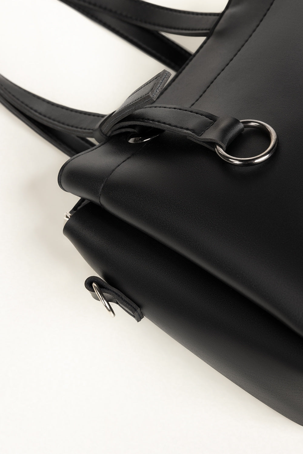 https://cdn.shopify.com/s/files/1/0706/3253/8159/files/427759-black-shoulder-bag-closeup-gulahmed.jpg?v=1758371196