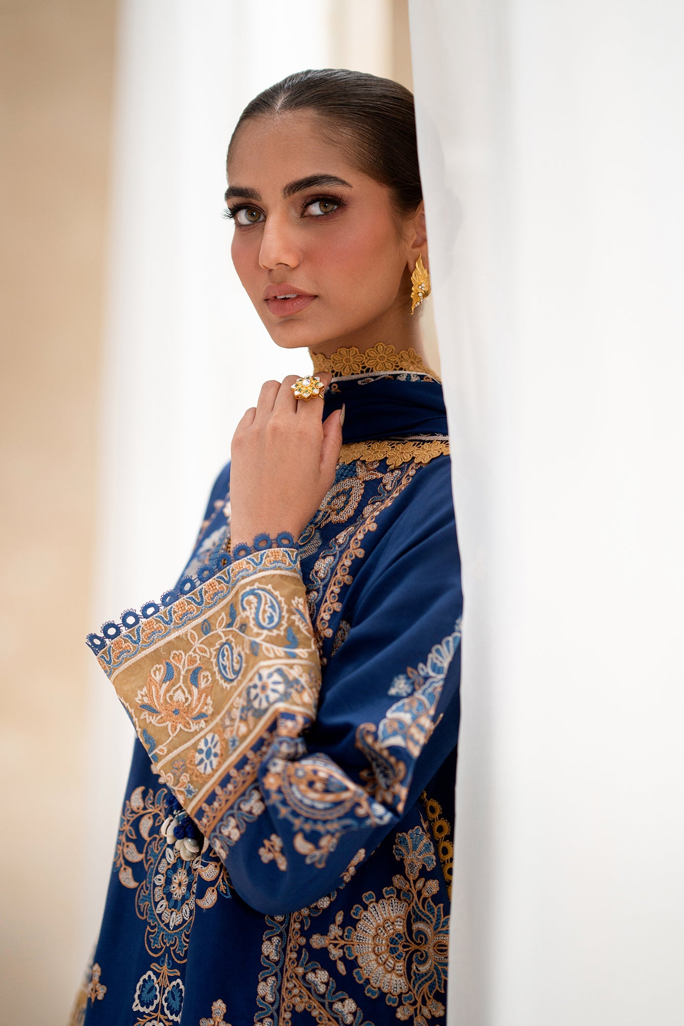 EMBROIDERED LAWN SUIT (E0556/203/619)