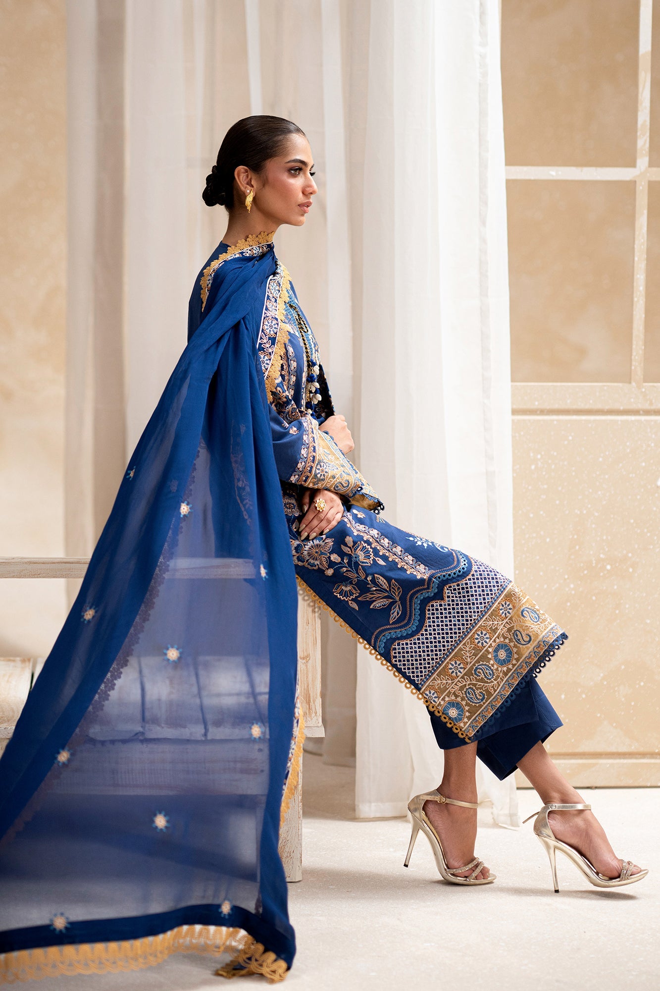 EMBROIDERED LAWN SUIT (E0556/203/619)