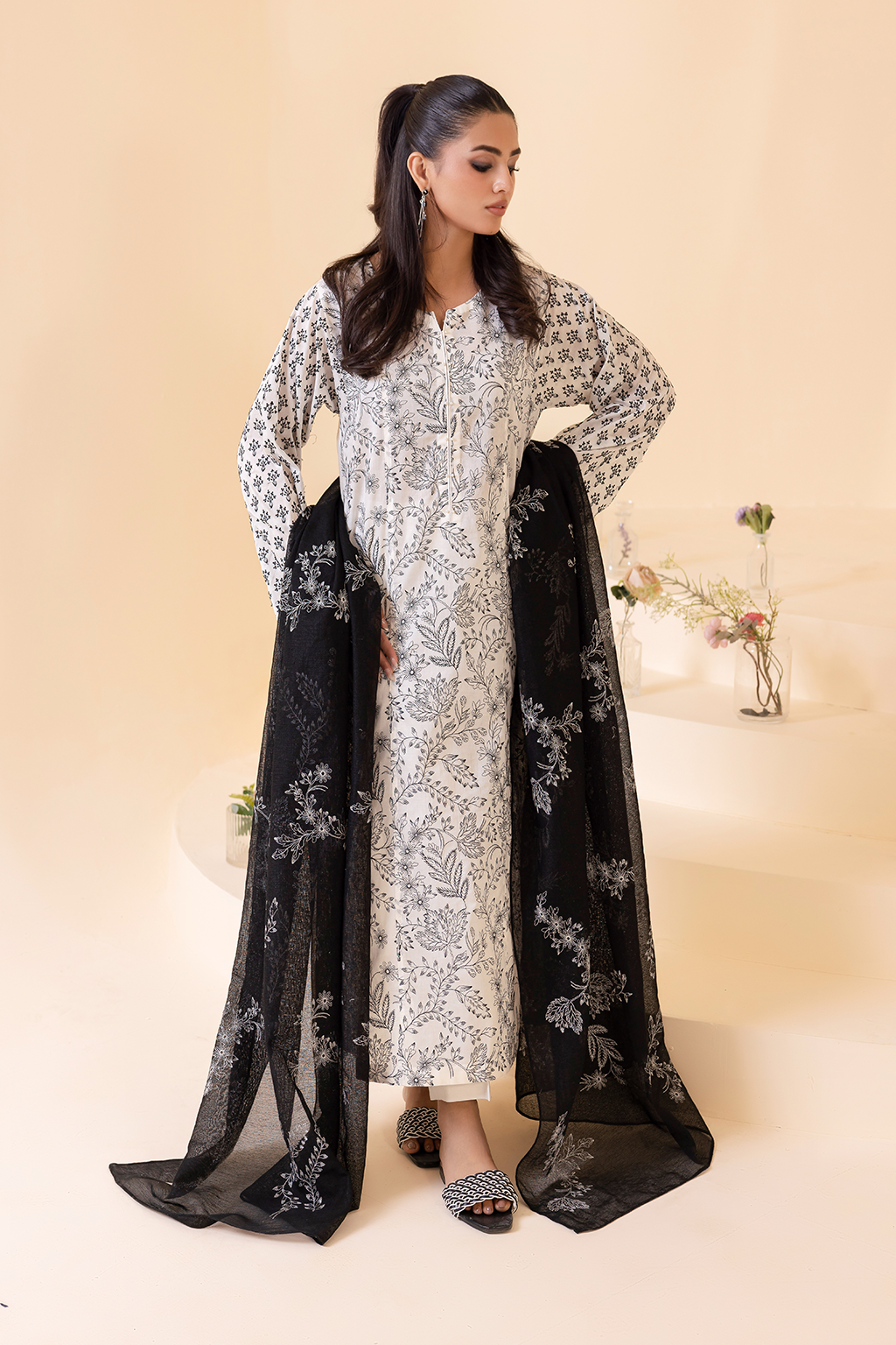 UE-261 Embroidered Lawn