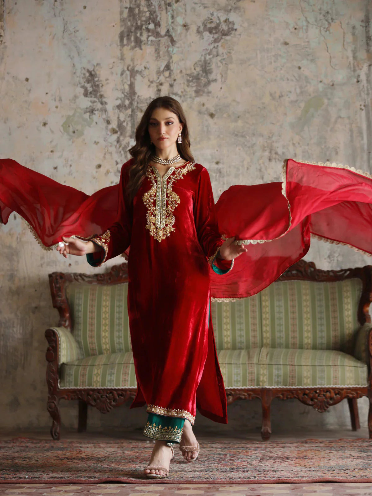 Amira Signature Velvet