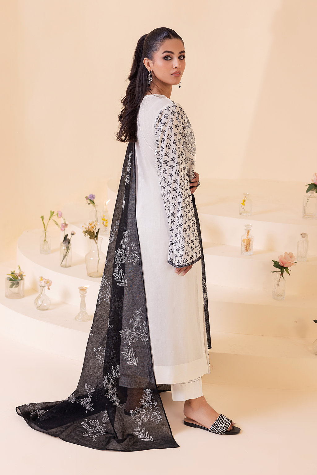 UE-261 Embroidered Lawn