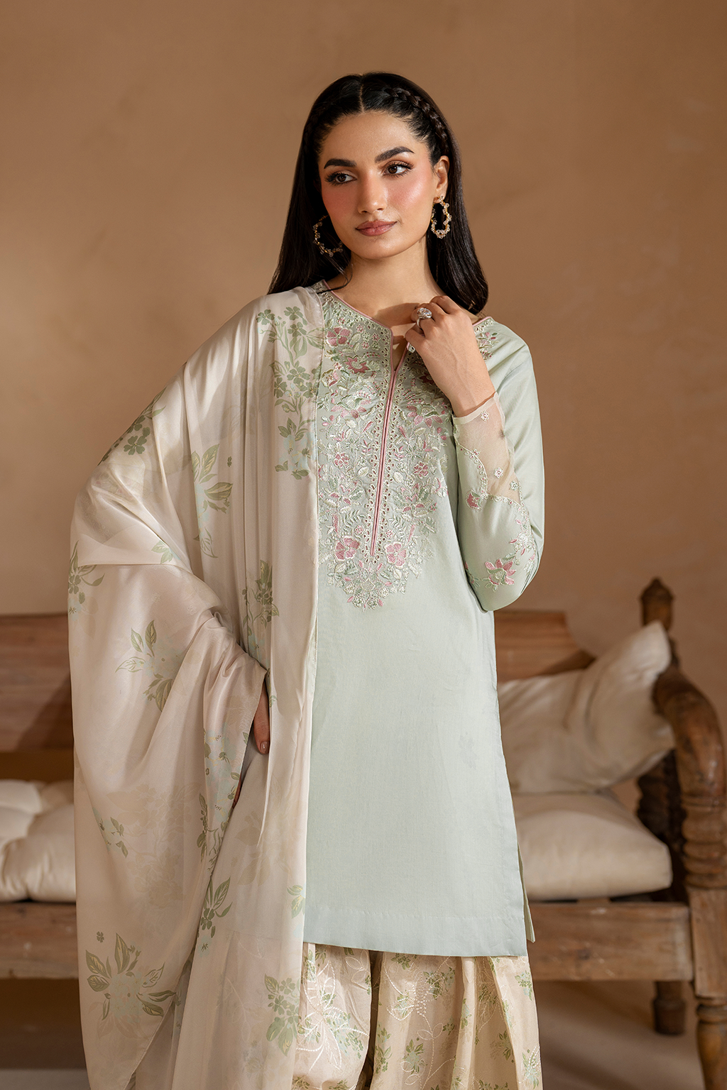 UE-472 Embroidered Lawn