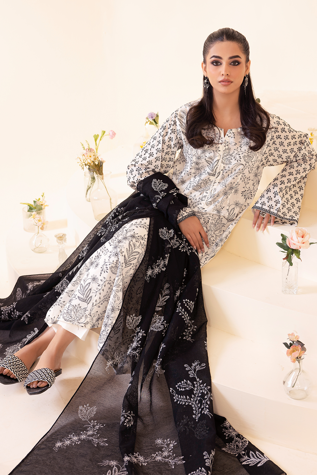 UE-261 Embroidered Lawn