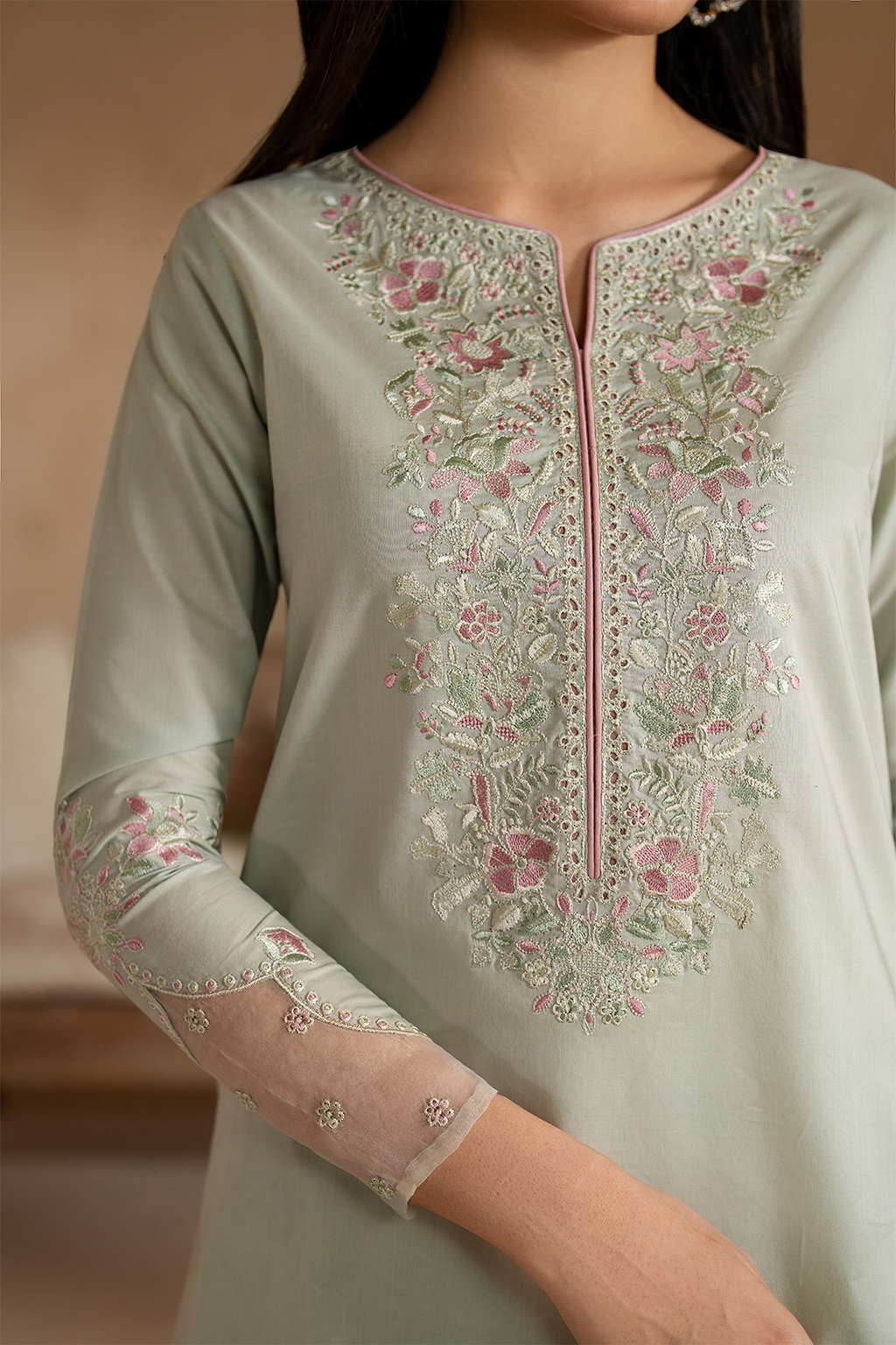UE-472 Embroidered Lawn