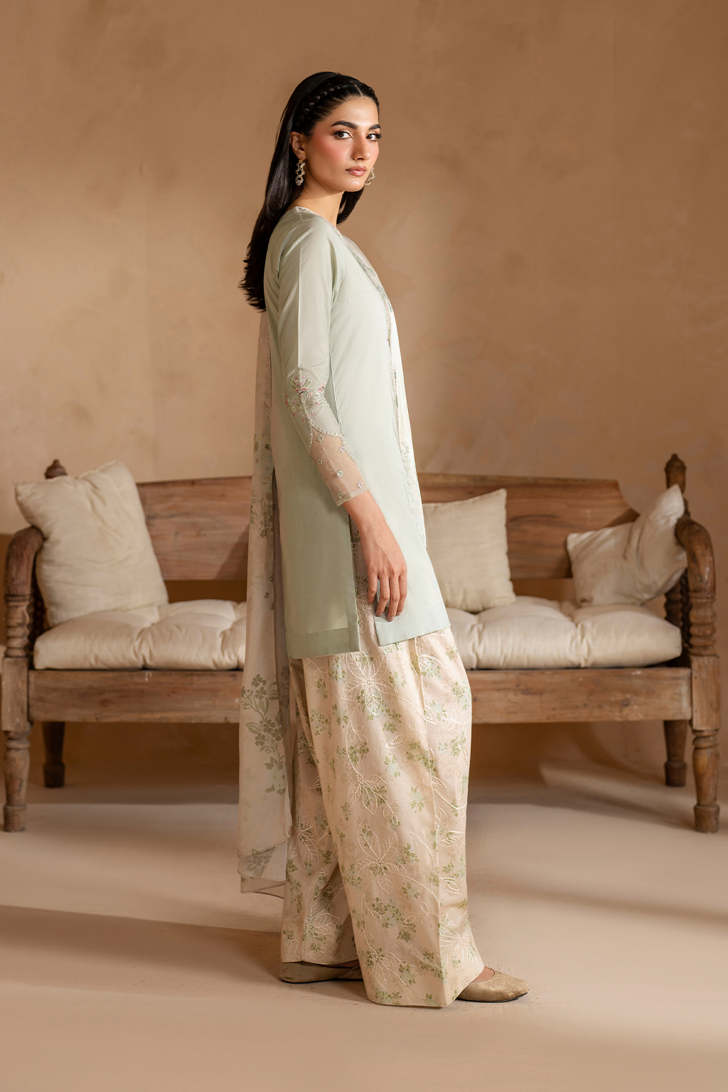 UE-472 Embroidered Lawn