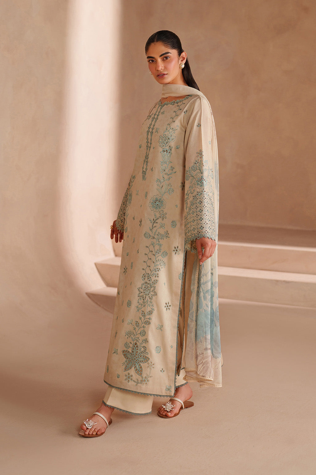 UE-605 Embroidered Lawn