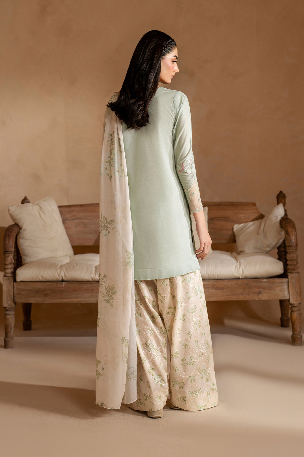 UE-472 Embroidered Lawn